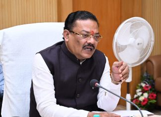 आंबेडकरांच्या 40 फुटांच्या पुतळ्याचे काम थांबतेच कसे?